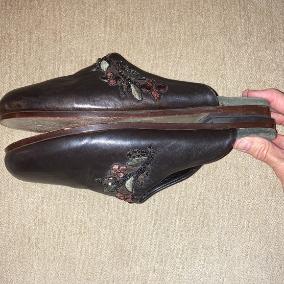 ANTHROPOLOGIE Womens Hand Made Slip On Slides Floral Embellished Size 9 - Picture 10 of 11